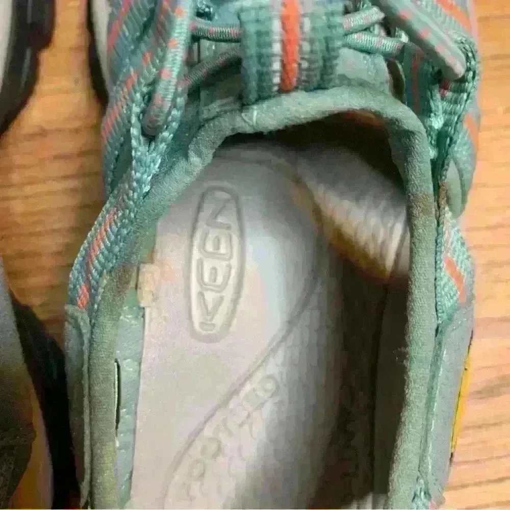 KEEN  Outdoor Youth Sport Sandal. Size 5 Aqua Blue and Orange.